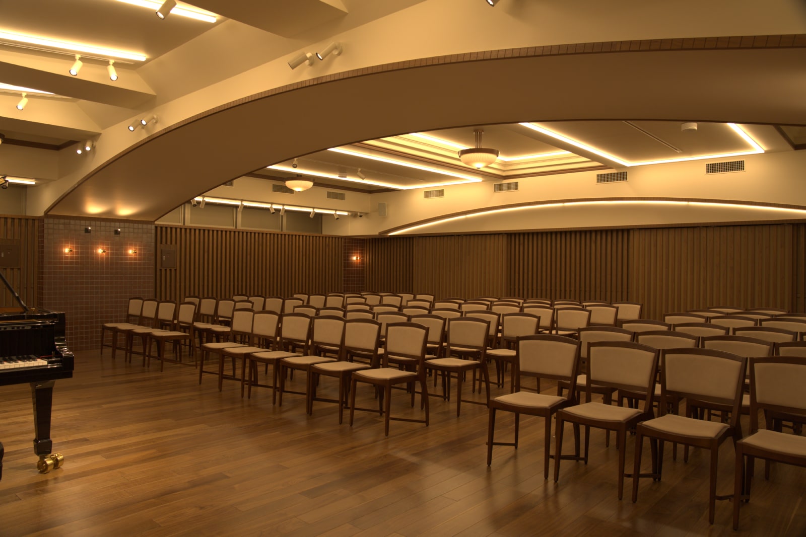 ホール前方 下手