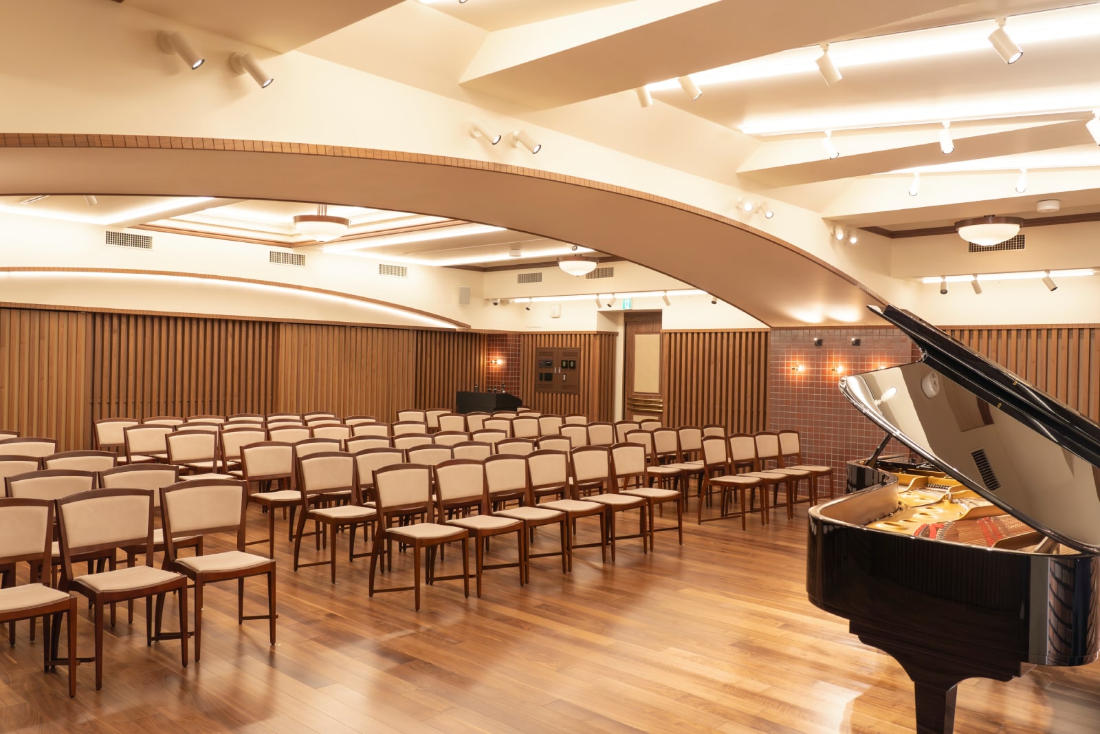 ホール前方 上手